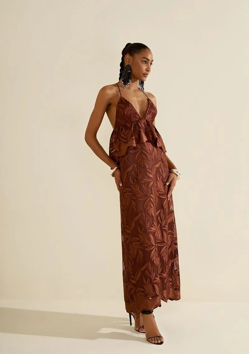VESTIDO SOLTO DECOTE V COM ALCA LONGO MARROM MORENA ROSA VESTIDO SOLTO DECOTE V COM ALCA LONGO MARROM MORENA ROSA