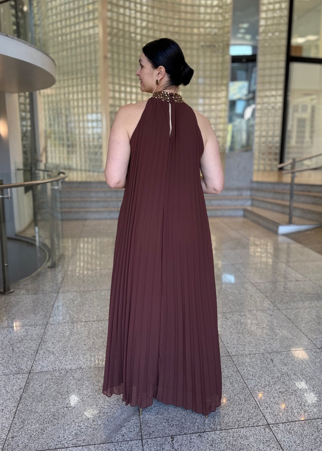VESTIDO SOLTO GOLA ALTA LONGO MARROM MORENA ROSA VESTIDO SOLTO GOLA ALTA LONGO MARROM MORENA ROSA