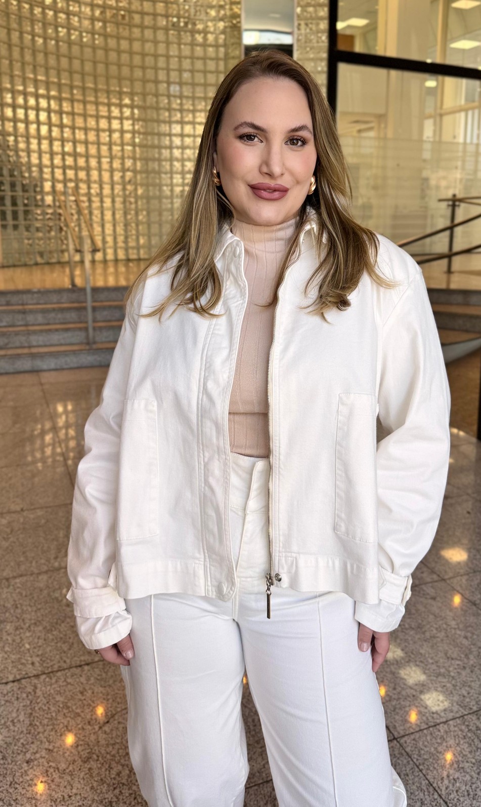 JAQUETA SOLTA ABOTOAMENTO NAS MANGAS OFF WHITE MORENA ROSA