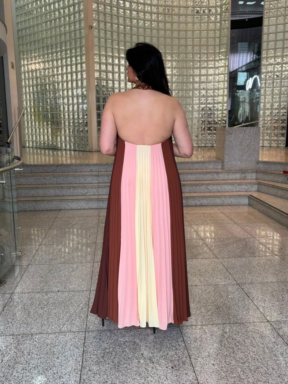 VESTIDO SOLTO DECOTE V SEM MANGA LONGO MORENA ROSA VESTIDO SOLTO DECOTE V SEM MANGA LONGO MORENA ROSA
