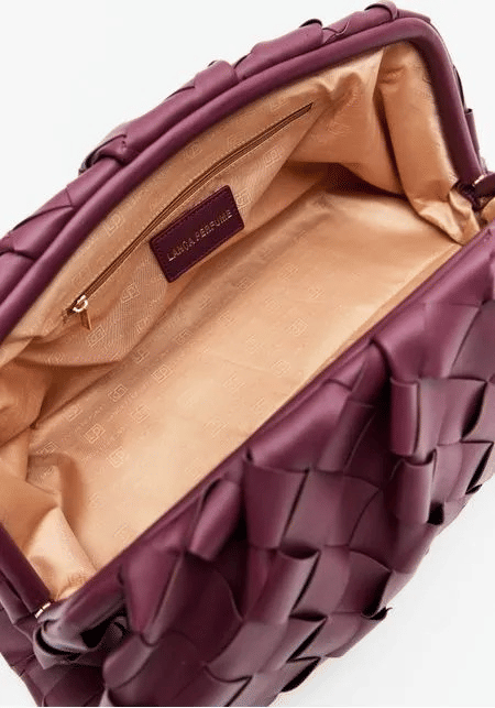 BOLSA CLUTCH COM ENFEITE E PINGENTE VINHO LANÇA PERUME BOLSA CLUTCH COM ENFEITE E PINGENTE VINHO LANÇA PERUME