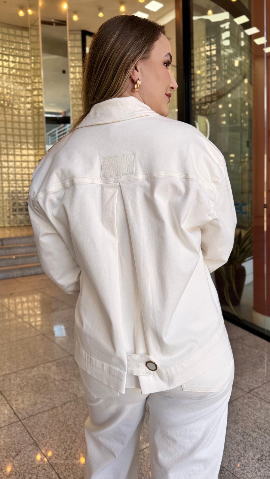 JAQUETA SOLTA ABOTOAMENTO NAS MANGAS OFF WHITE MORENA ROSA