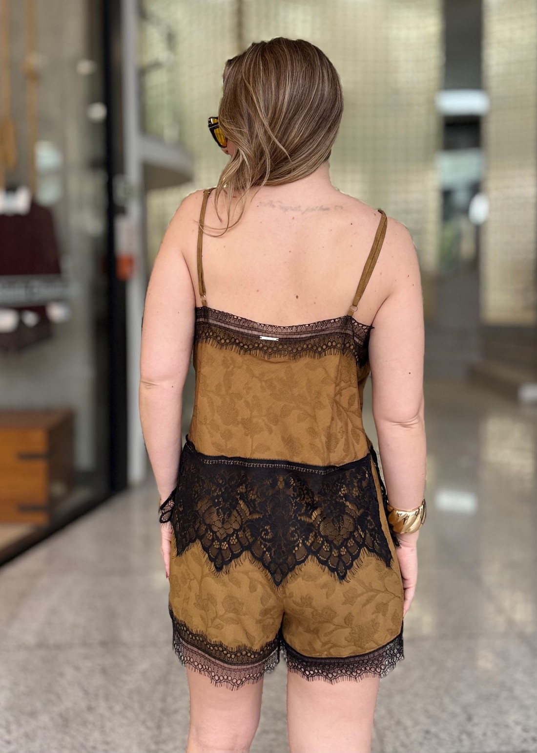 BLUSA JACQUARD DETALHE RENDA MARROM CUMARU COLCCI BLUSA JACQUARD DETALHE RENDA MARROM CUMARU COLCCI