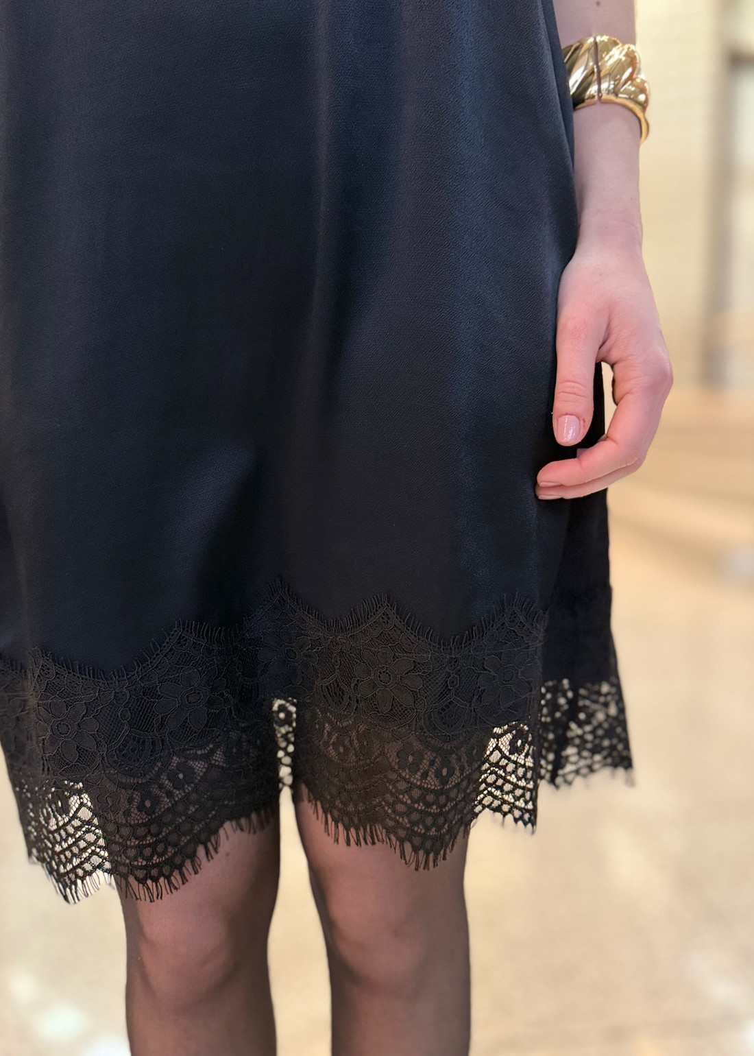 VESTIDO CURTO COM RENDA LANÇA PERFUME VESTIDO CURTO COM RENDA LANÇA PERFUME
