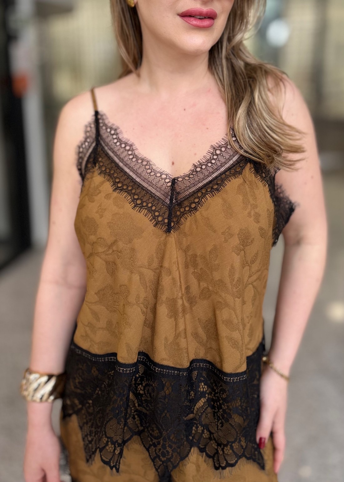 BLUSA JACQUARD DETALHE RENDA MARROM CUMARU COLCCI BLUSA JACQUARD DETALHE RENDA MARROM CUMARU COLCCI