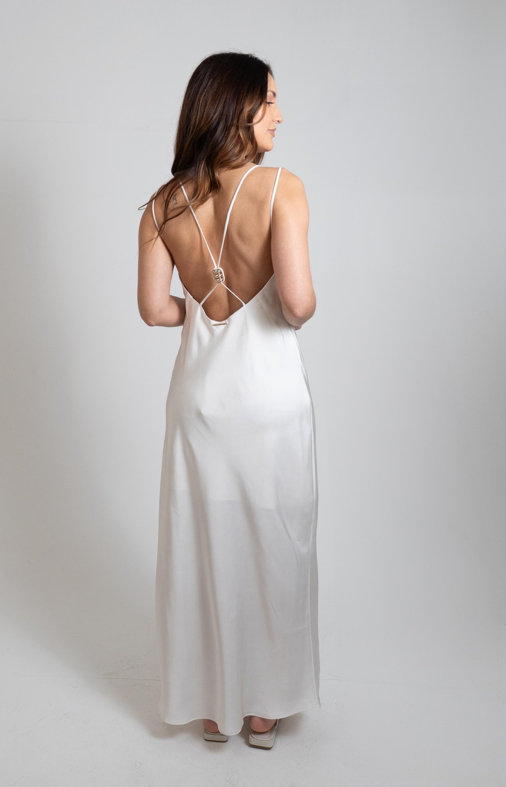 VESTIDO SOLTO DECOTE V COM ALCA LONGO MORENA ROSA VESTIDO SOLTO DECOTE V COM ALCA LONGO MORENA ROSA