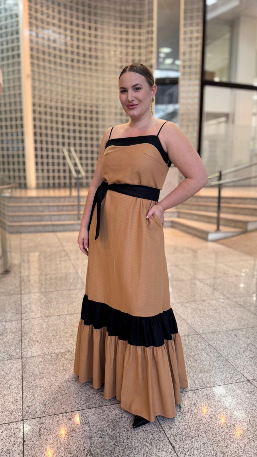 VESTIDO SUPER MIDI BICOLOR DE ALÇAS COM FAIXA LANÇA PERFUME