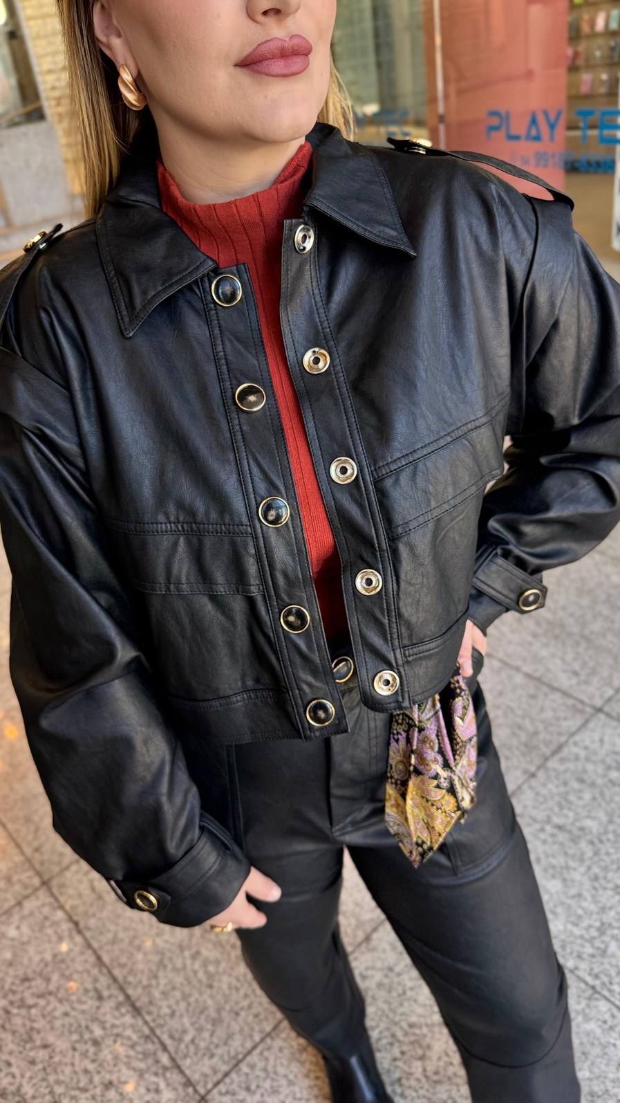 JAQUETA AJUSTADA PU PRETA MORANA ROSA