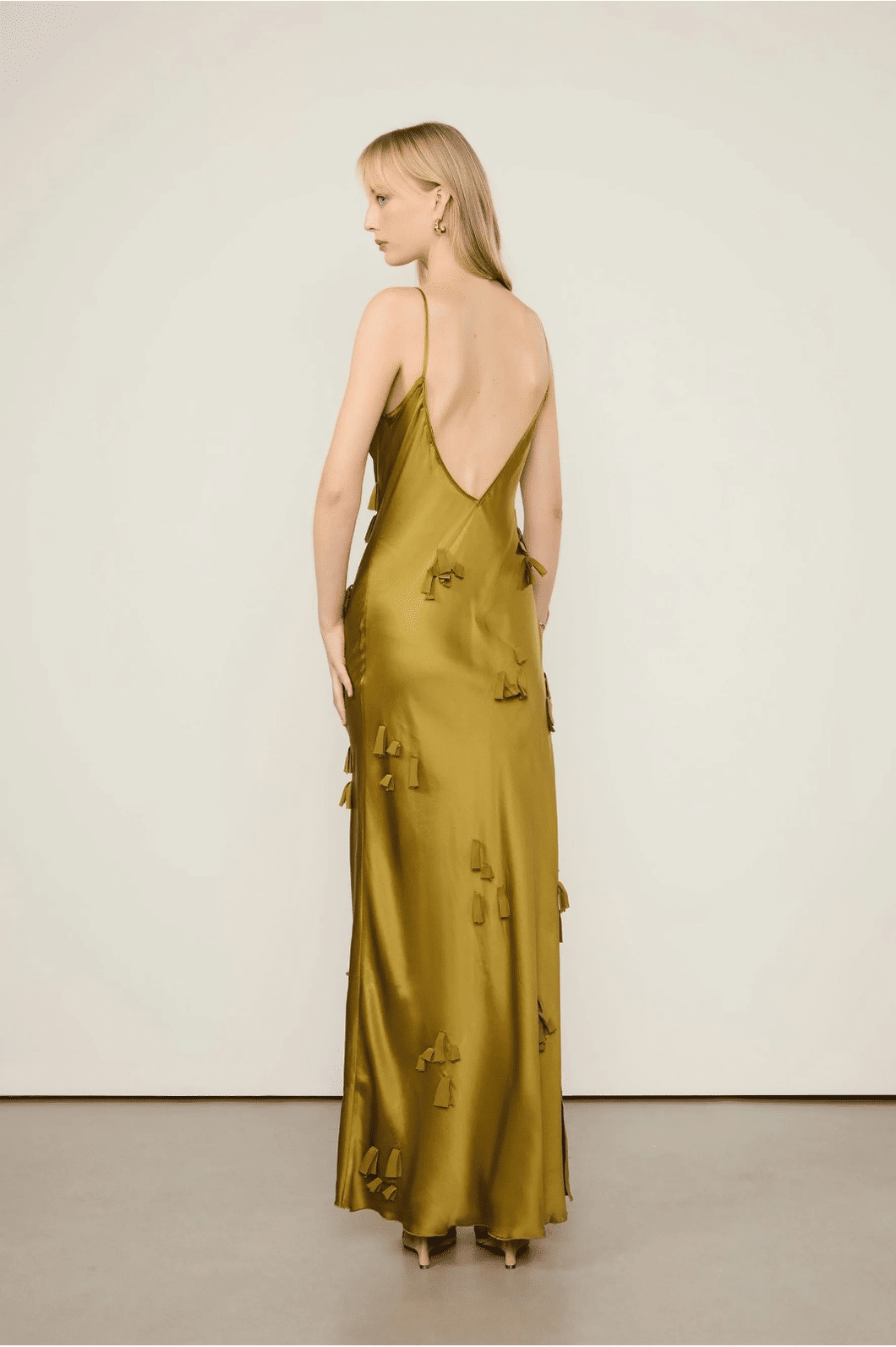 VESTIDO LONGO COM FLORES CAIDAS VERDE ANIMALE VESTIDO LONGO COM FLORES CAIDAS VERDE ANIMALE