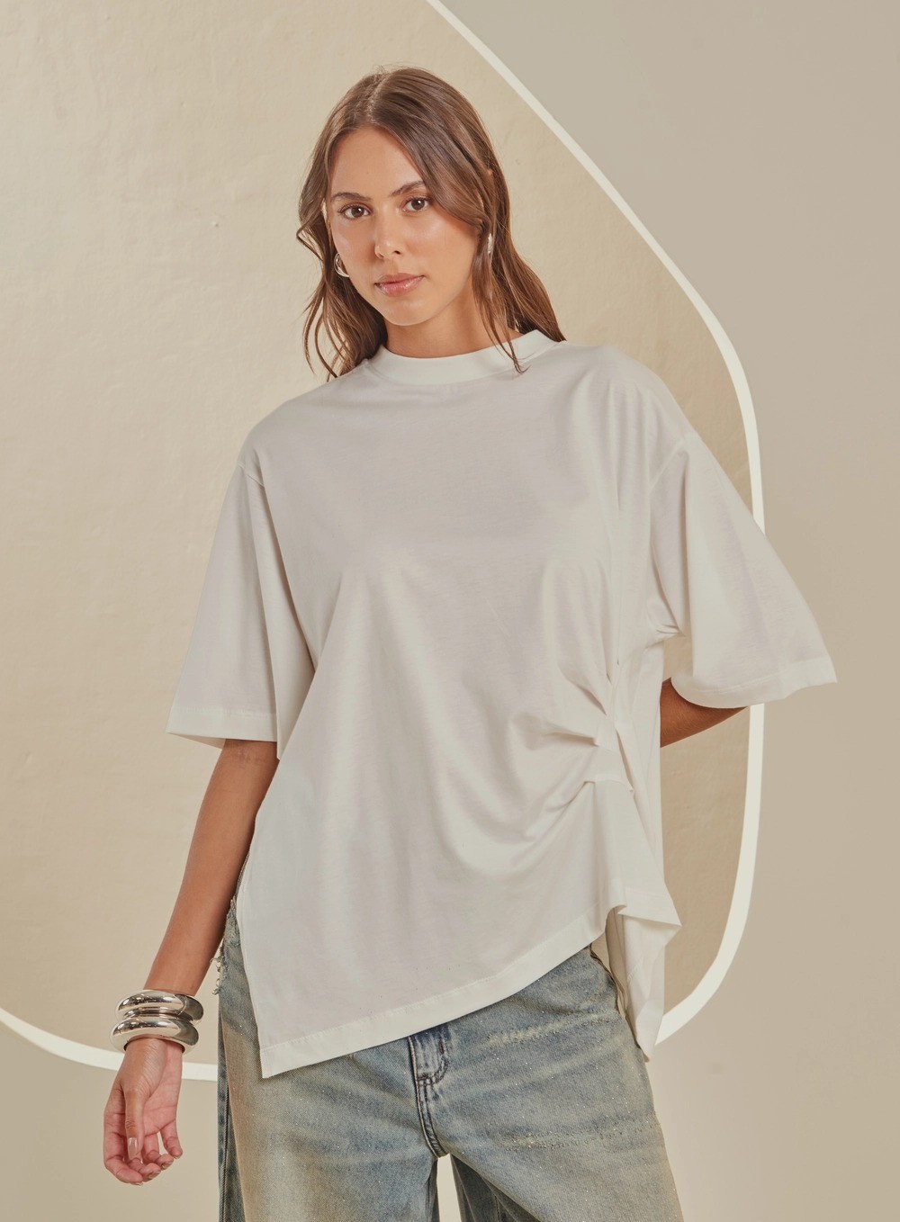 CAMISETA OVERSIZED COM DRAPEADO OFF WHITE FORUM CAMISETA OVERSIZED COM DRAPEADO OFF WHITE FORUM