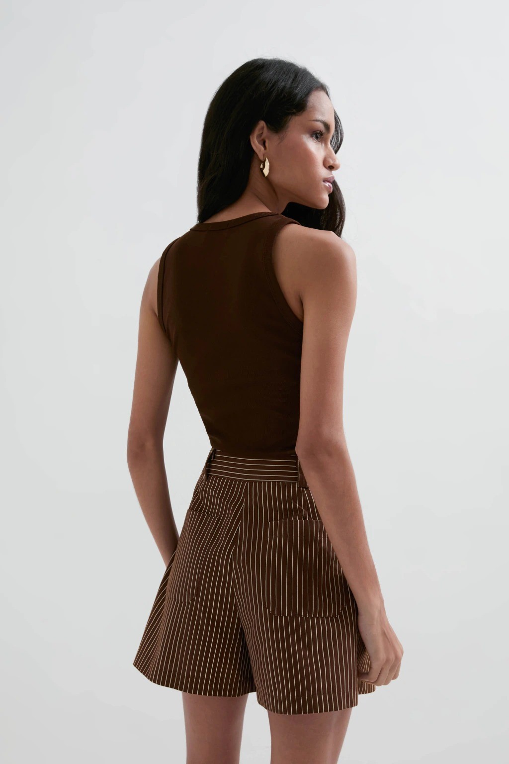 SHORTS MARGO LISTRAS MARROM