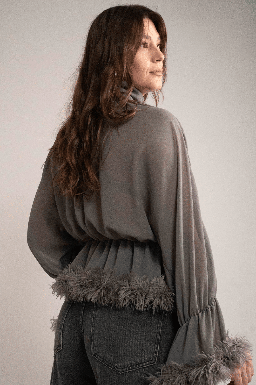 BLUSA FLUIDA ACINTURADA COM PLUMAS CINZA COLCCI BLUSA FLUIDA ACINTURADA COM PLUMAS CINZA COLCCI