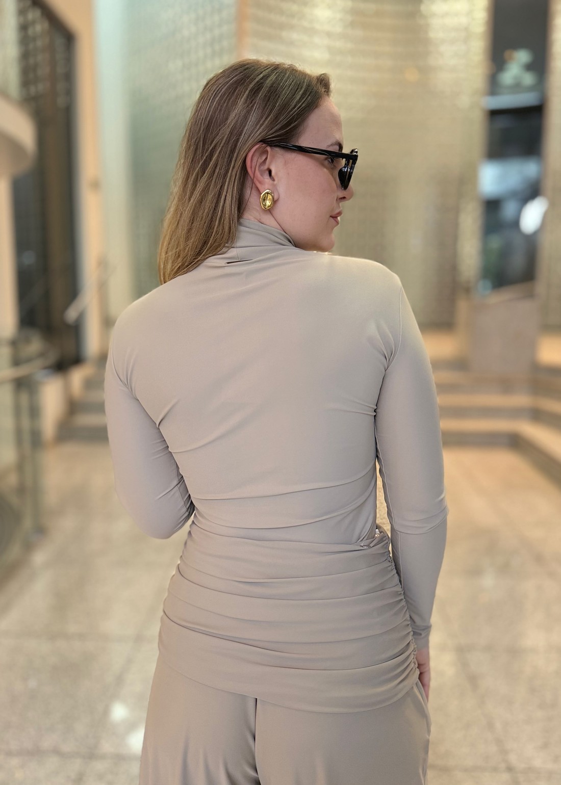 BLUSA GOLA ALTA COM MANGA LONGA CINZA LANÇA PERFUME BLUSA GOLA ALTA COM MANGA LONGA CINZA LANÇA PERFUME