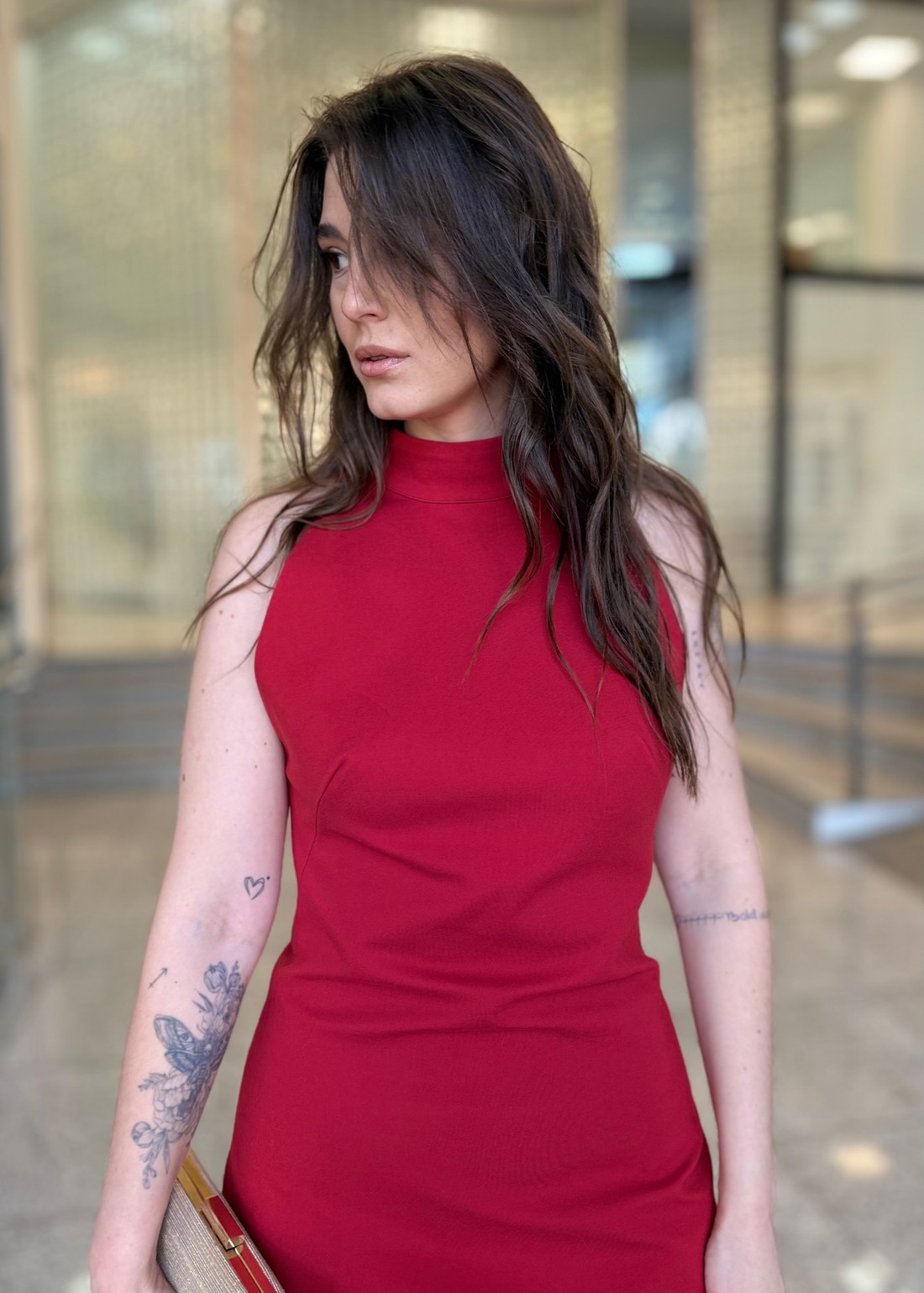 VETIDO LONGO SOLTO GOLA ALTA VERMELHO MORWNA ROSA VETIDO LONGO SOLTO GOLA ALTA VERMELHO MORWNA ROSA