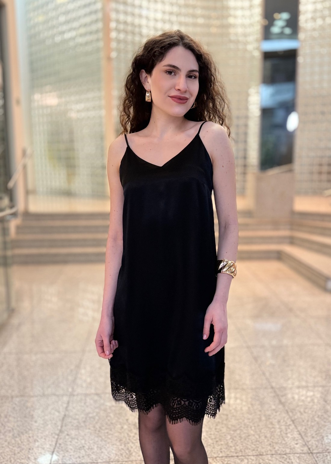 VESTIDO CURTO COM RENDA LANÇA PERFUME VESTIDO CURTO COM RENDA LANÇA PERFUME
