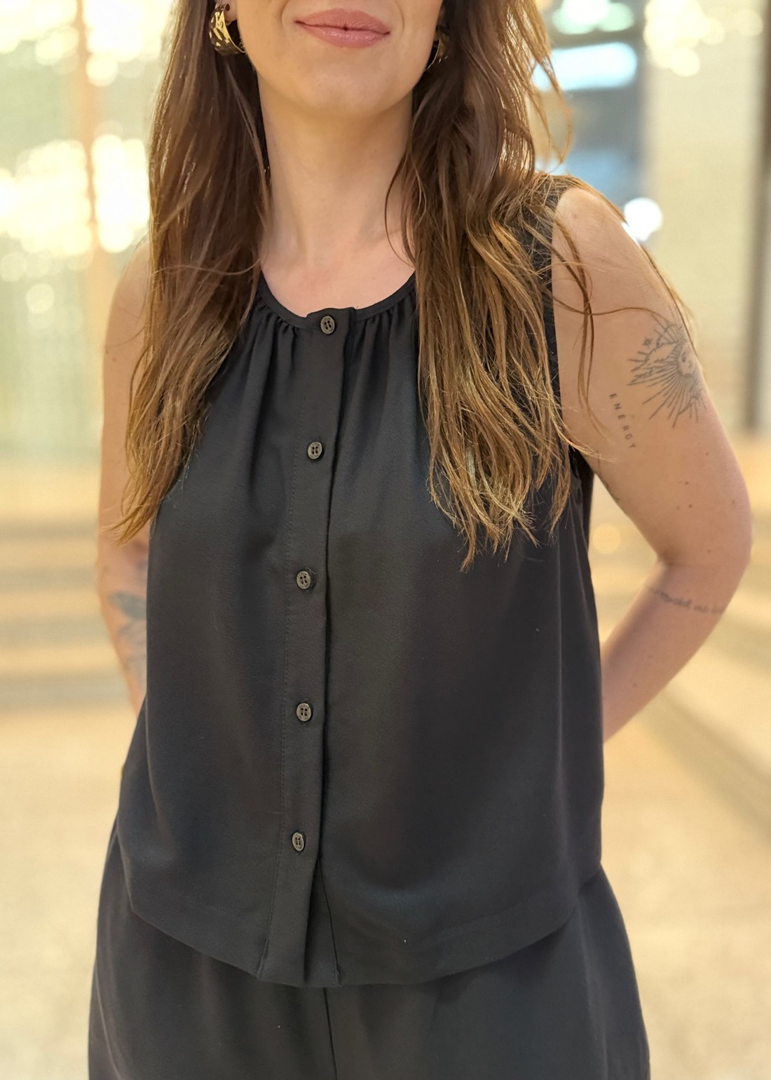BLUSA DETALHE BOTÃO FRONTAL PRETA FORUM