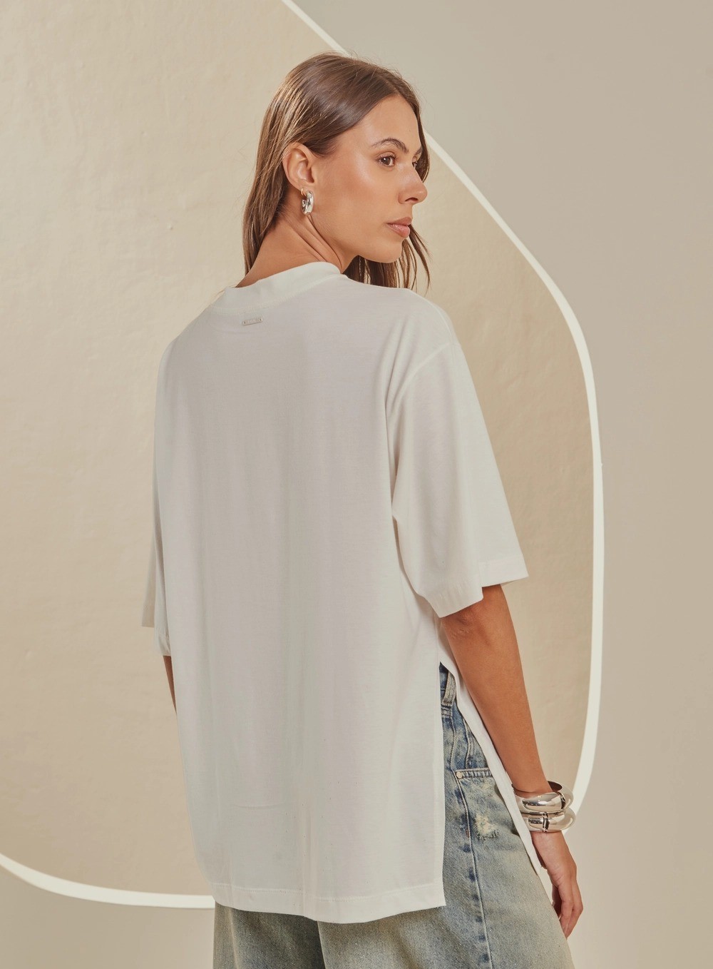 CAMISETA OVERSIZED COM DRAPEADO OFF WHITE FORUM CAMISETA OVERSIZED COM DRAPEADO OFF WHITE FORUM