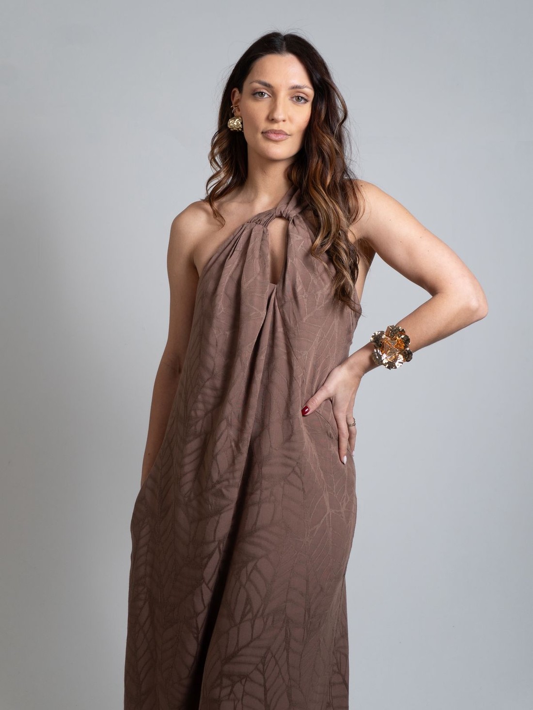 VESTIDO SOLTO UM OMBRO SO COM ALCA MIDI MARROM MORENA ROSA