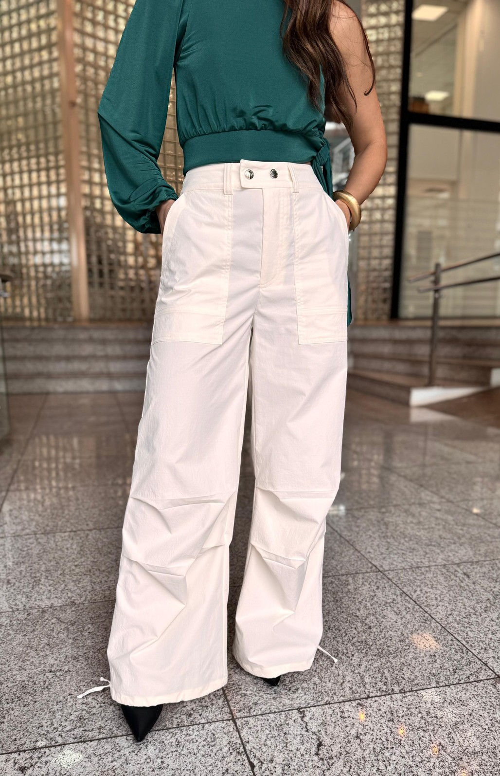 CALCA CARGO ALTA OFF WHITE MORENA ROSA CALCA CARGO ALTA OFF WHITE MORENA ROSA