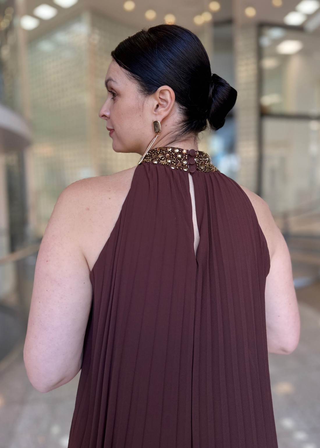 VESTIDO SOLTO GOLA ALTA LONGO MARROM MORENA ROSA VESTIDO SOLTO GOLA ALTA LONGO MARROM MORENA ROSA