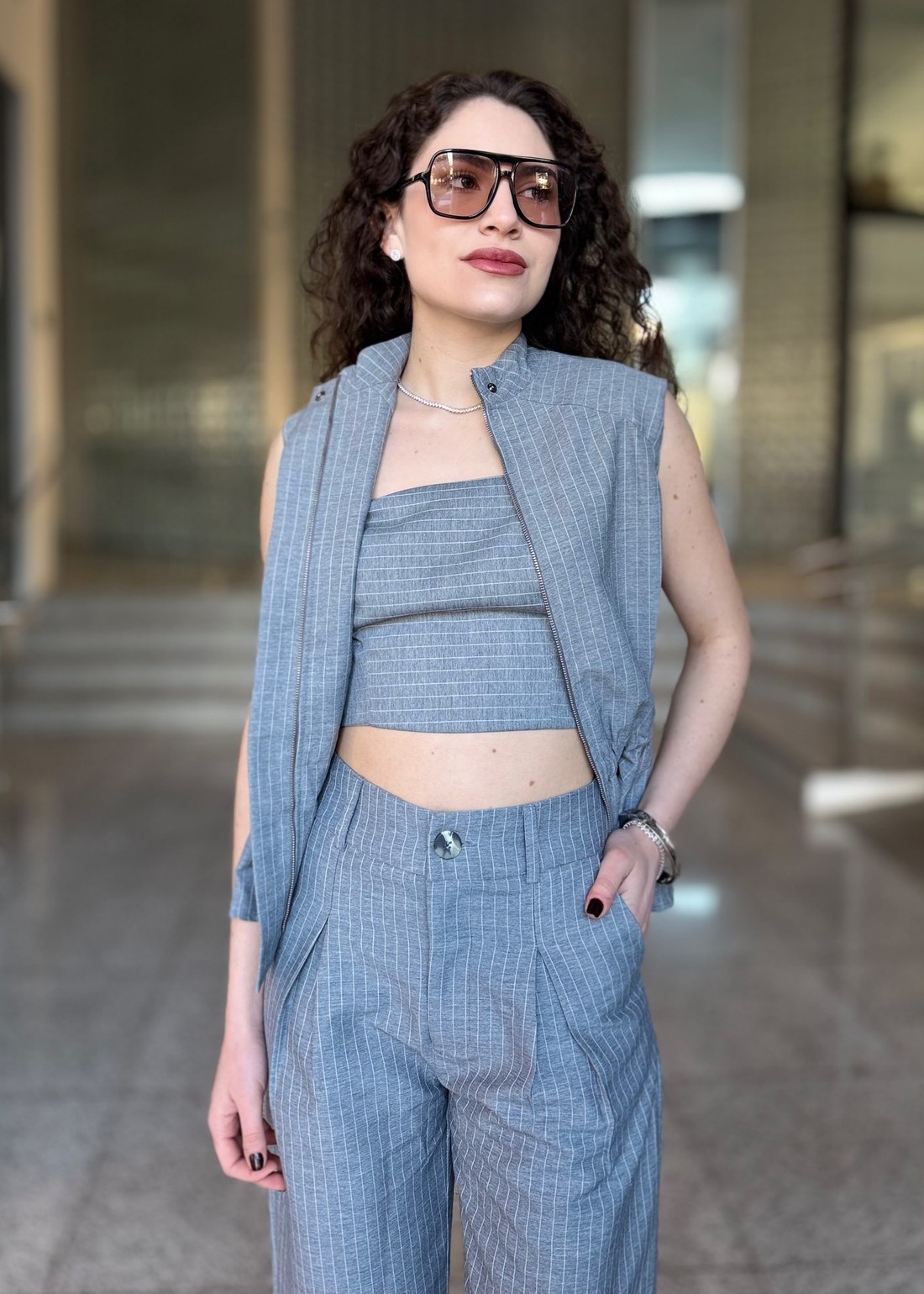 CONJUNTO COM TRÊS PEÇAS CINZA CONJUNTO COM TRÊS PEÇAS CINZA