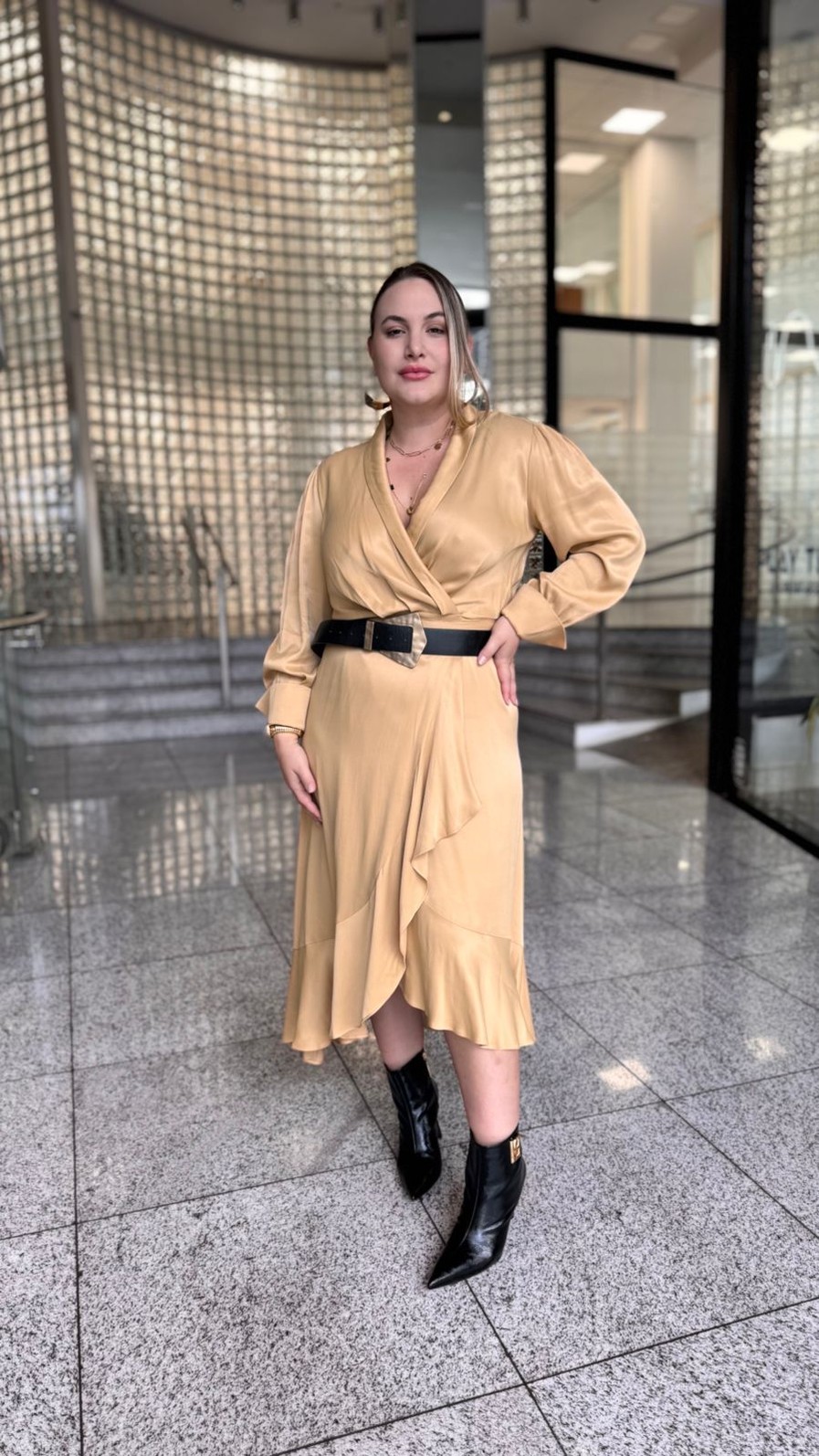 VESTIDO SOLTO TRANSPASSADO BEGE MORENA ROSA