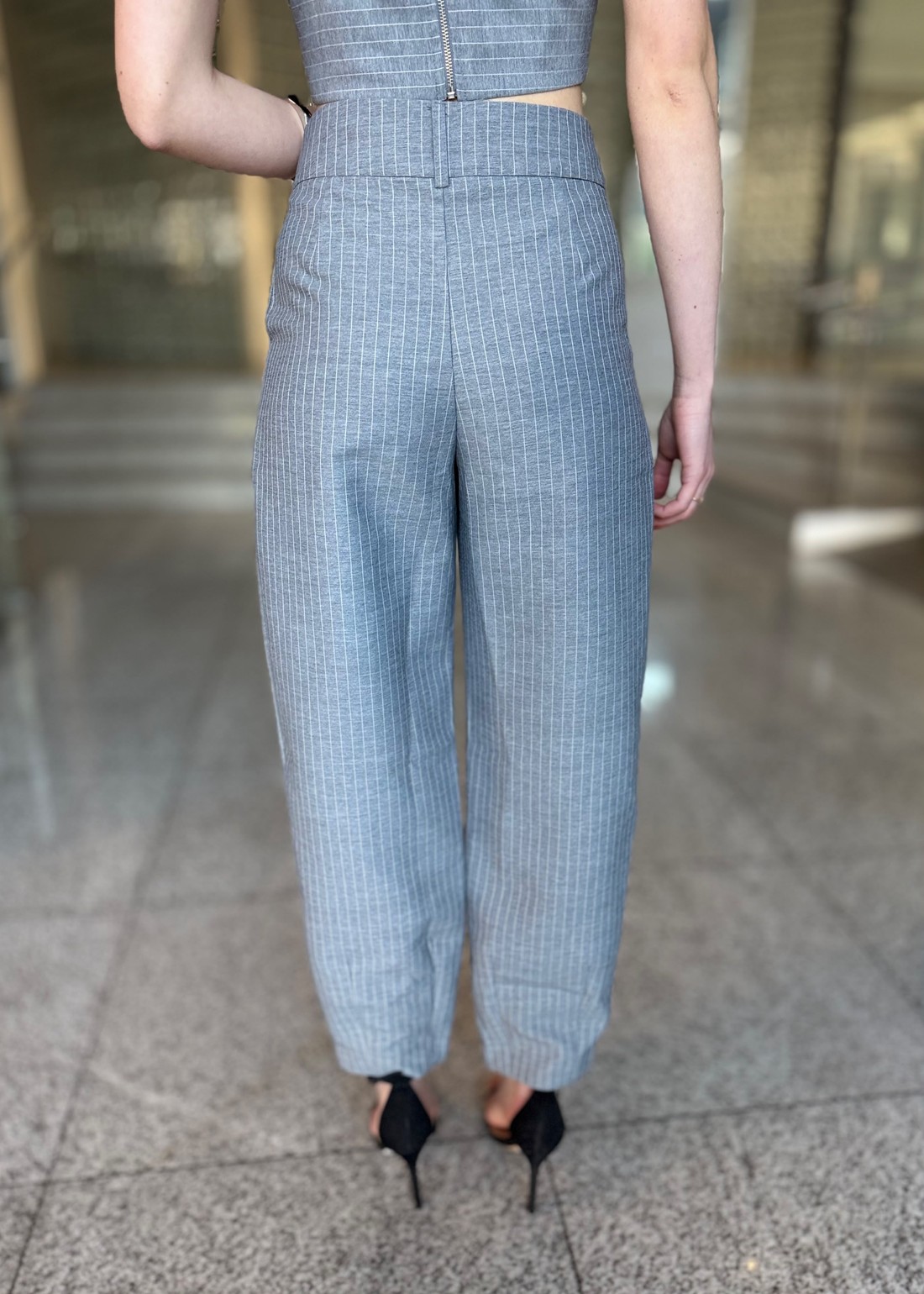 CONJUNTO COM TRÊS PEÇAS CINZA CONJUNTO COM TRÊS PEÇAS CINZA