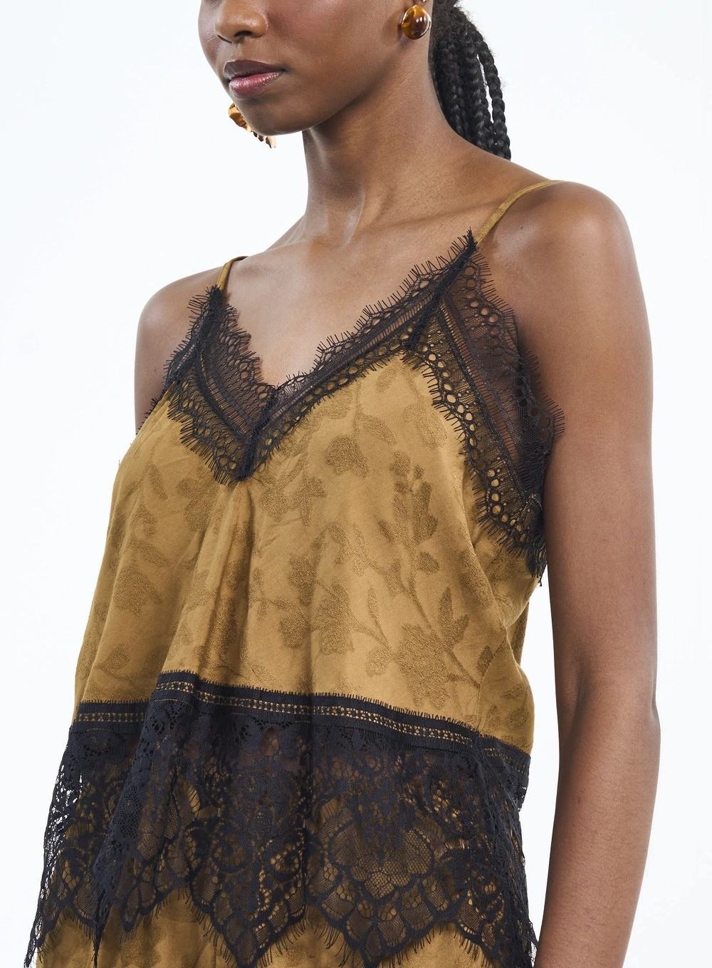 BLUSA JACQUARD DETALHE RENDA MARROM CUMARU COLCCI BLUSA JACQUARD DETALHE RENDA MARROM CUMARU COLCCI