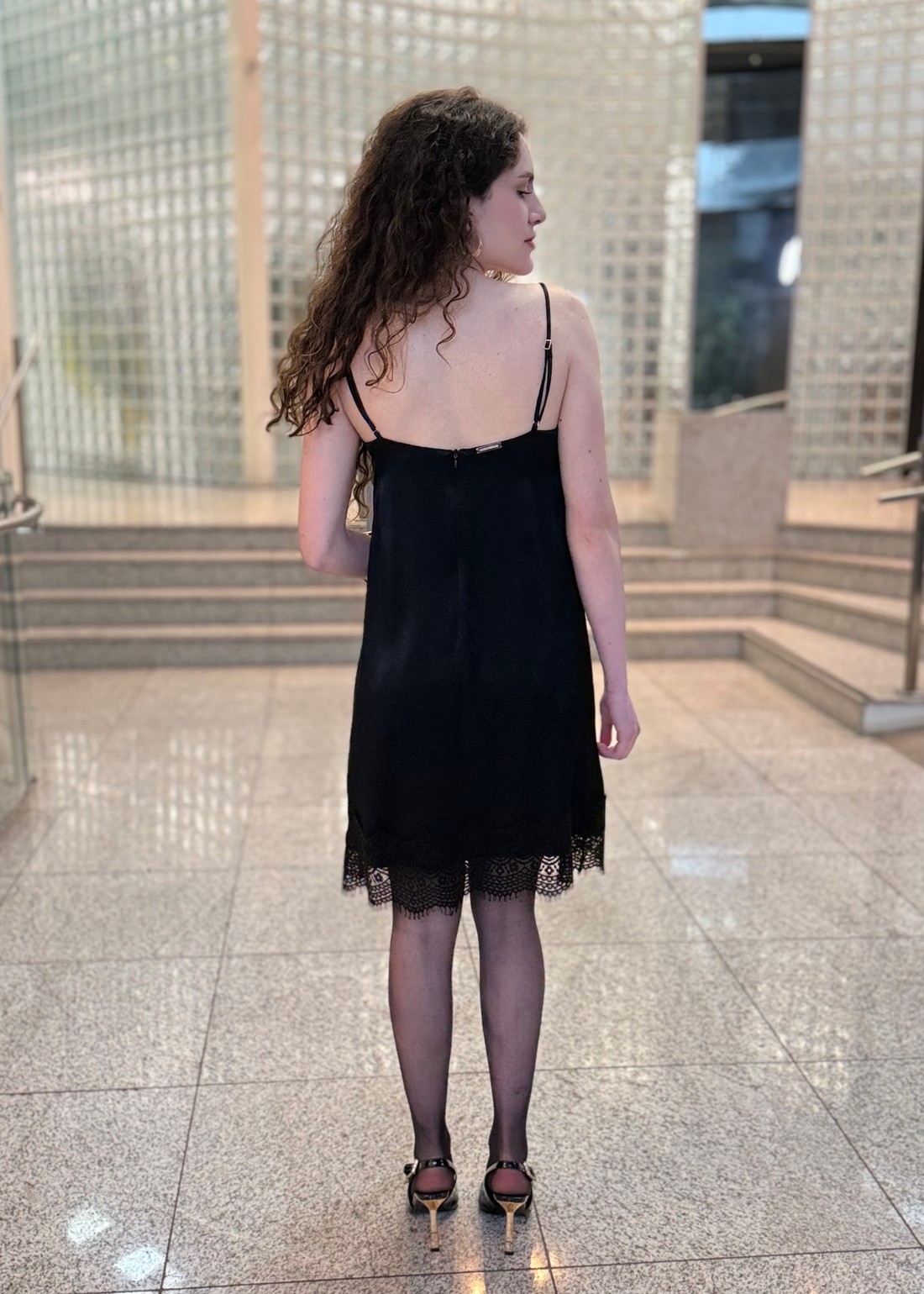 VESTIDO CURTO COM RENDA LANÇA PERFUME VESTIDO CURTO COM RENDA LANÇA PERFUME