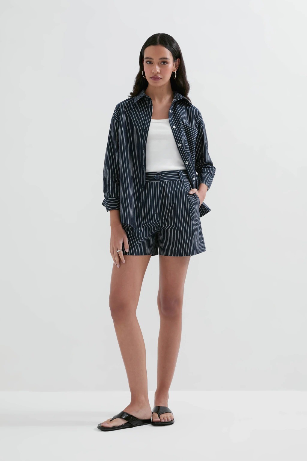 SHORTS MARGO LISTRAS AZUL MARINHO