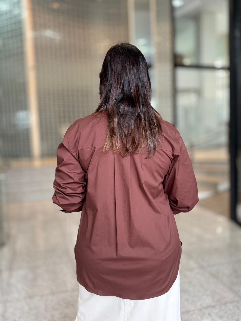 CAMISA AJUSTADA GOLA TRADICIONAL MARROM MORENA ROSA CAMISA AJUSTADA GOLA TRADICIONAL MARROM MORENA ROSA