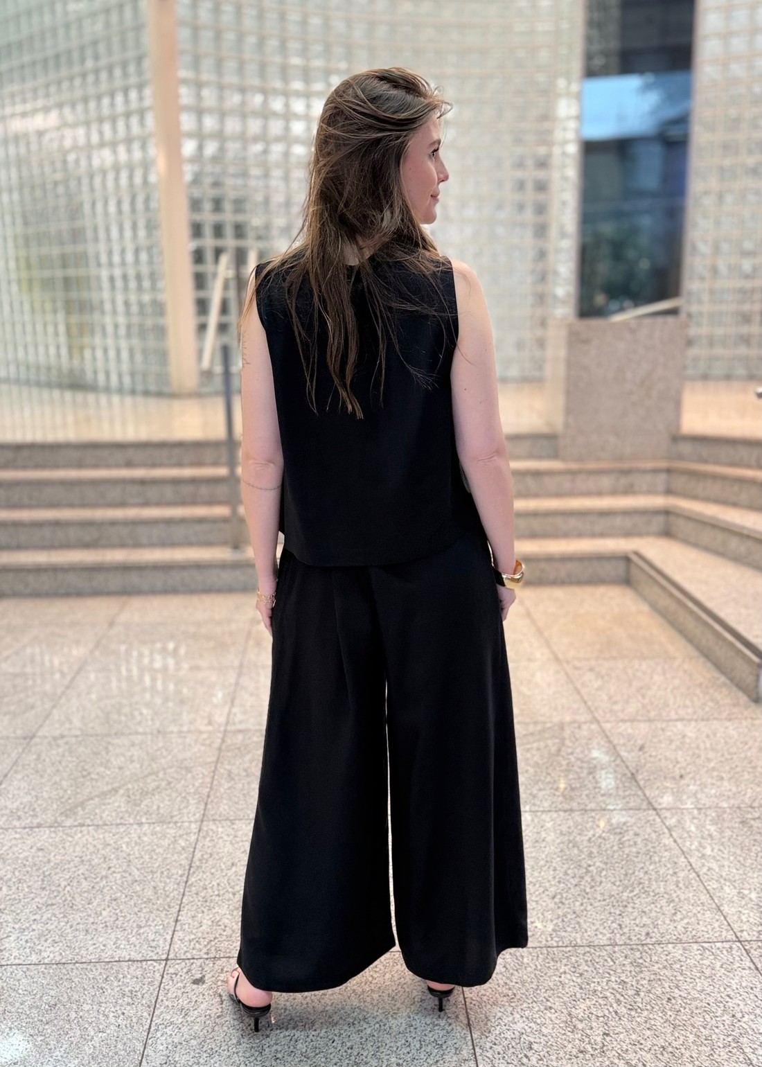 BLUSA DETALHE BOTÃO FRONTAL PRETA FORUM