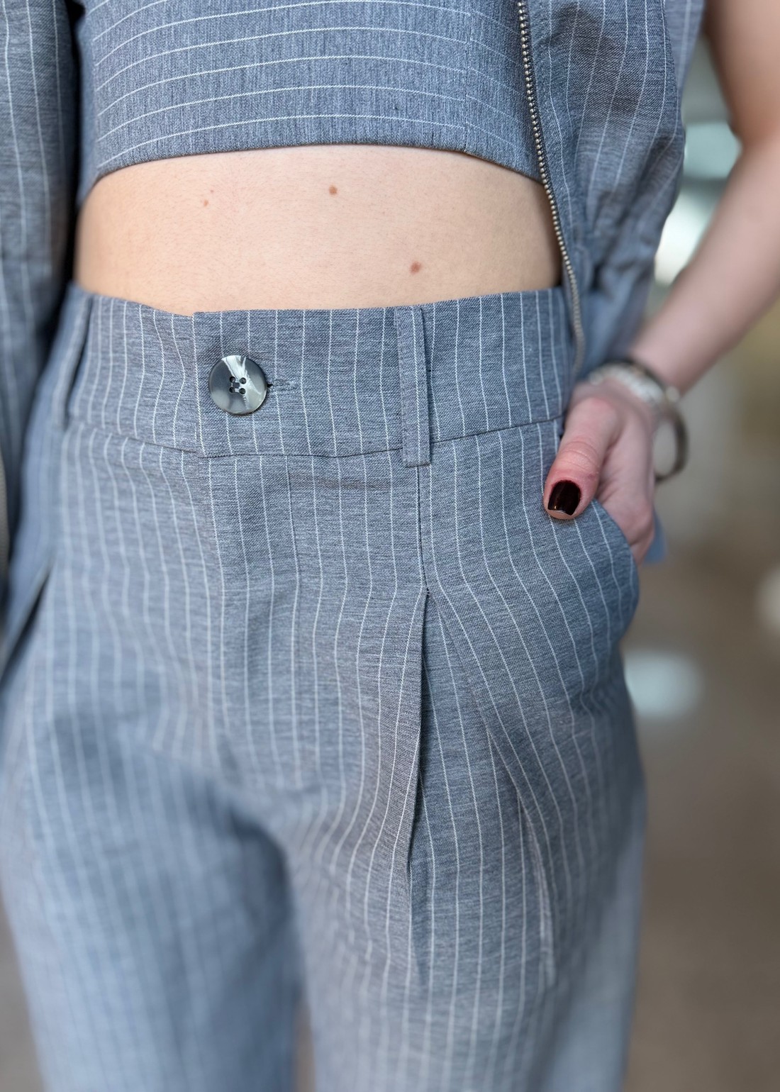 CONJUNTO COM TRÊS PEÇAS CINZA CONJUNTO COM TRÊS PEÇAS CINZA