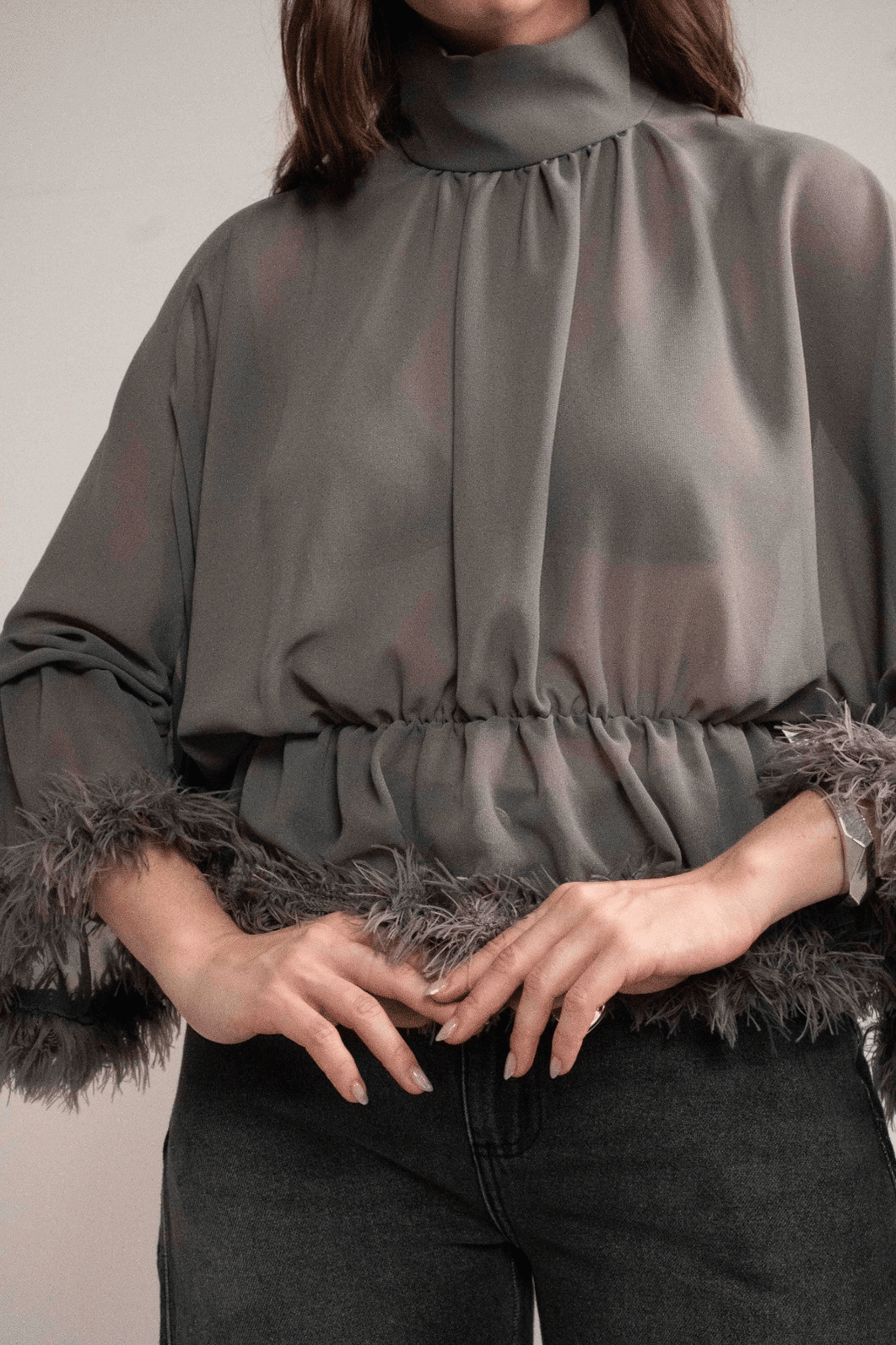 BLUSA FLUIDA ACINTURADA COM PLUMAS CINZA COLCCI BLUSA FLUIDA ACINTURADA COM PLUMAS CINZA COLCCI