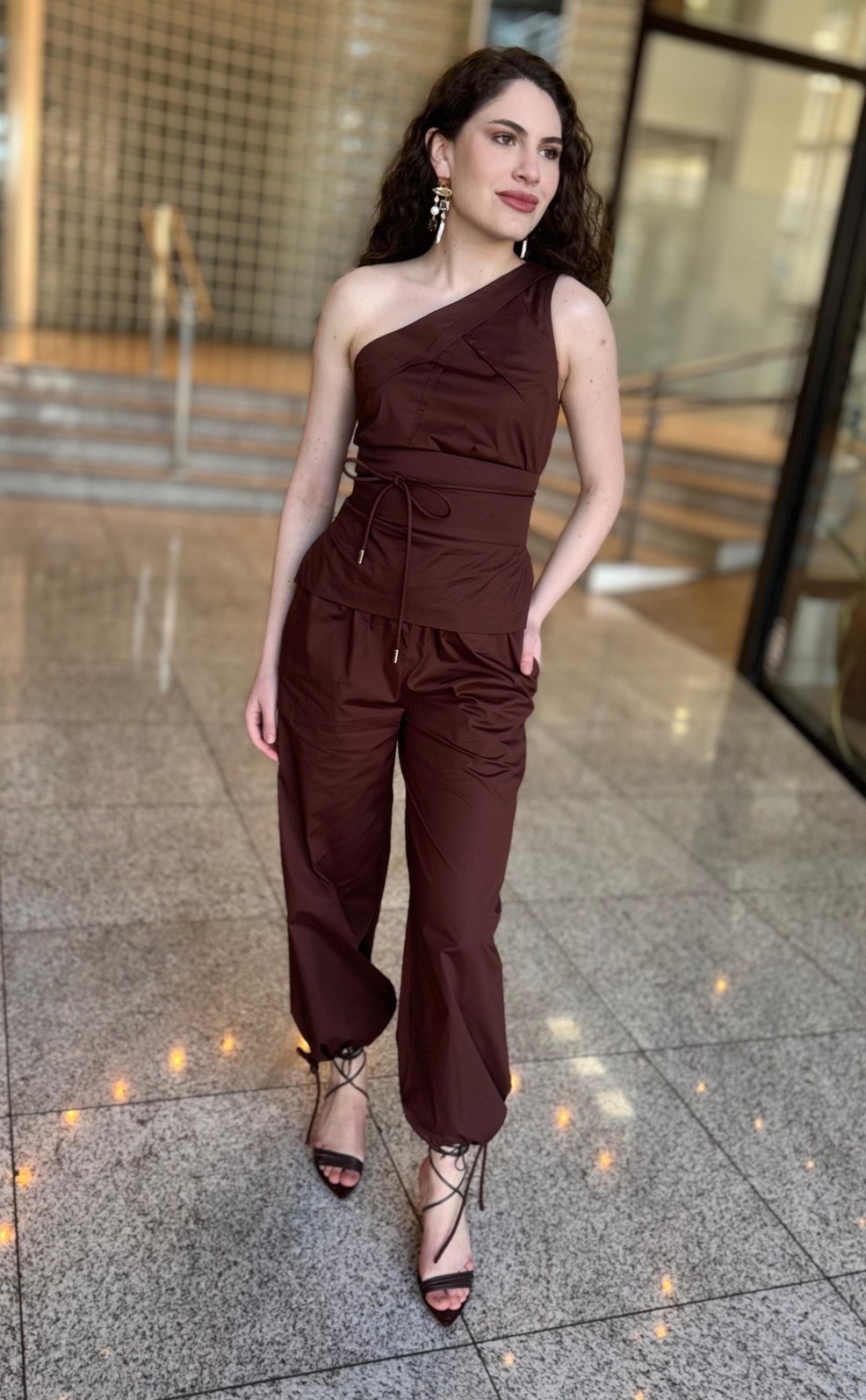 REGATA AJUSTADA UM OMBRO SO PADRAO MARROM MORENA ROSA