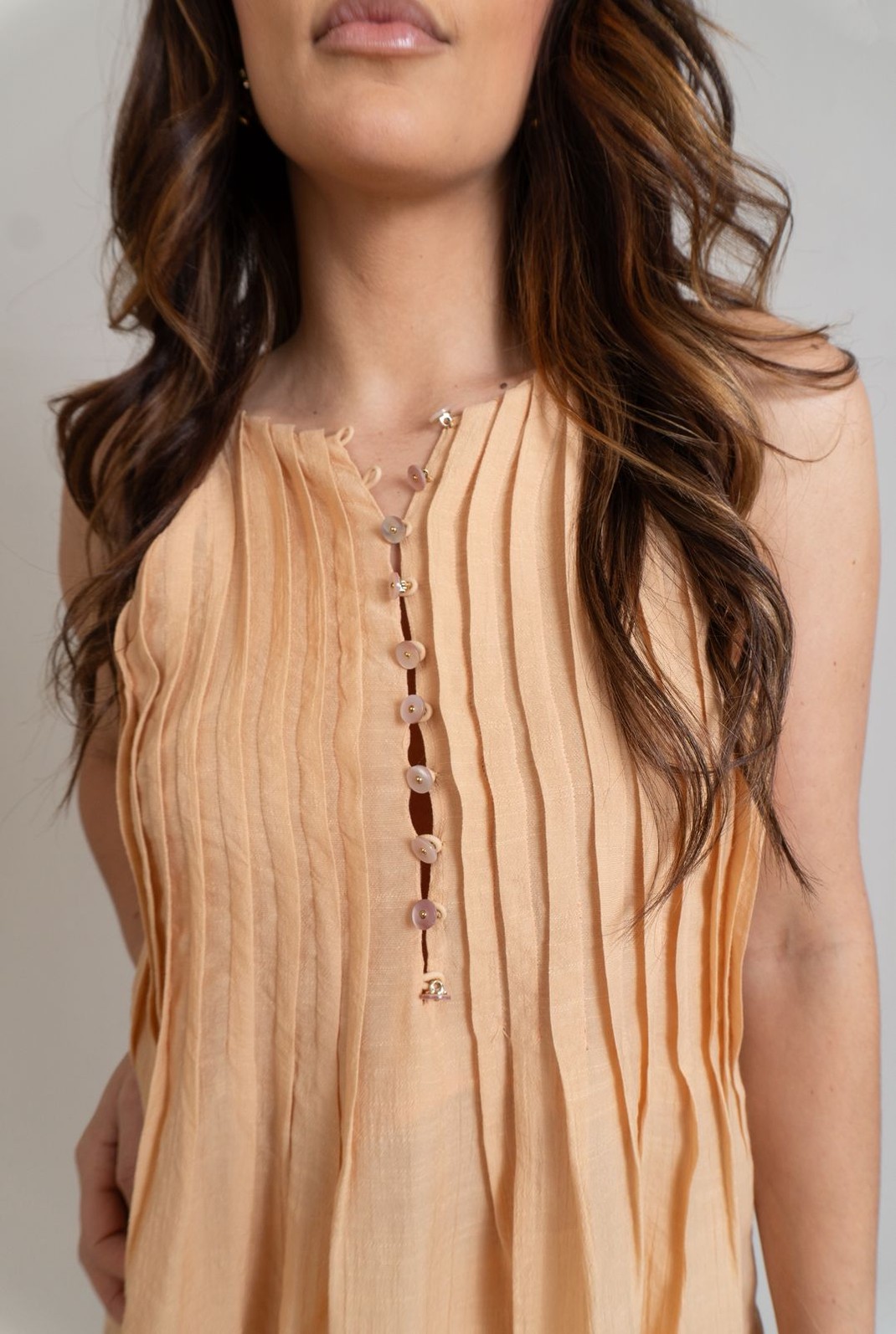 REGATA AJUSTADA DECOTE V PADRAO AMARELO MORENA ROSA