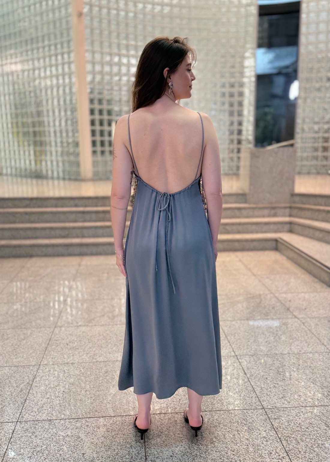 VESTIDO CETIM SOLTO DECOTE V COM ALÇA MIDI MORENA ROSA