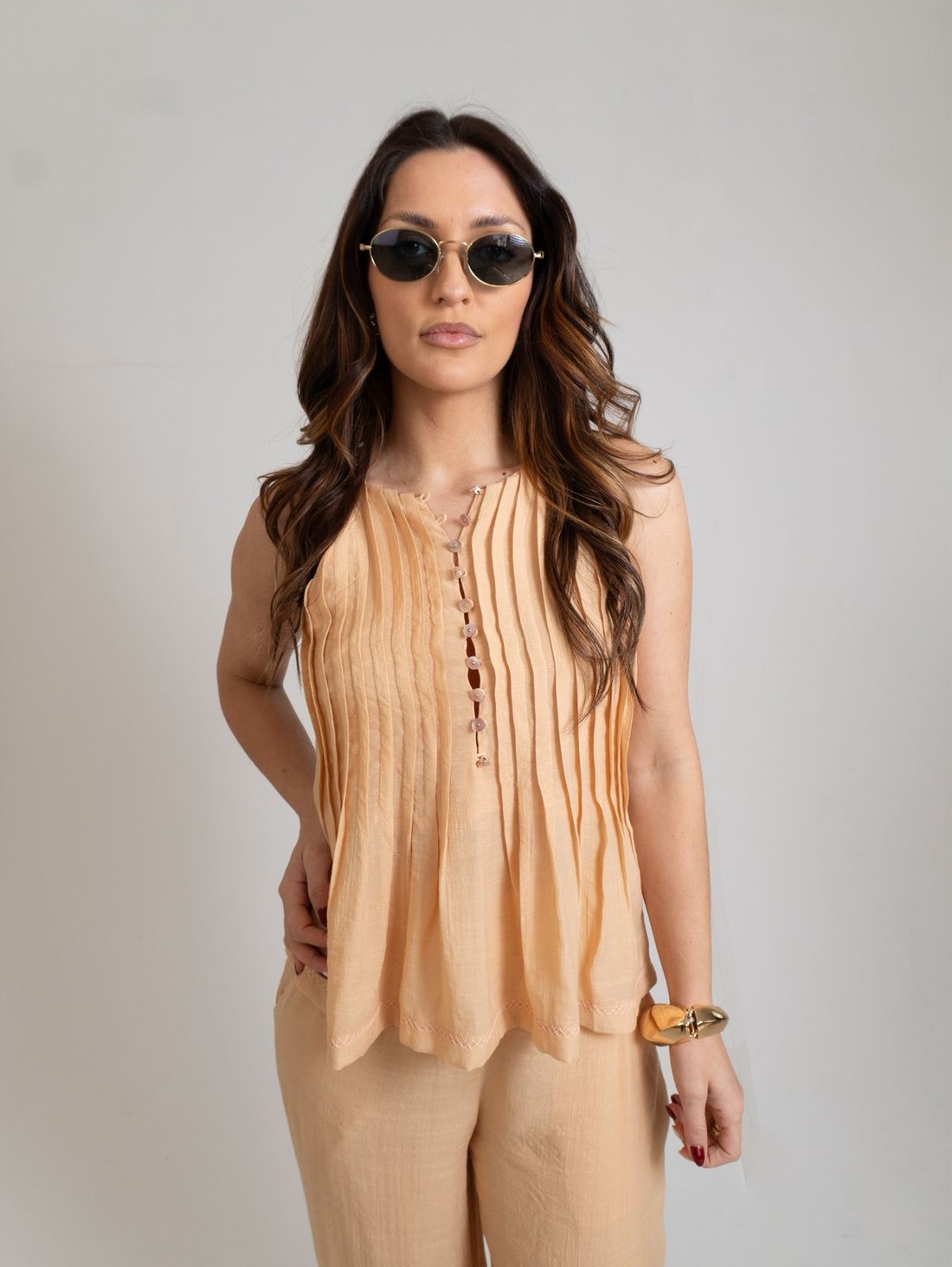 REGATA AJUSTADA DECOTE V PADRAO AMARELO MORENA ROSA