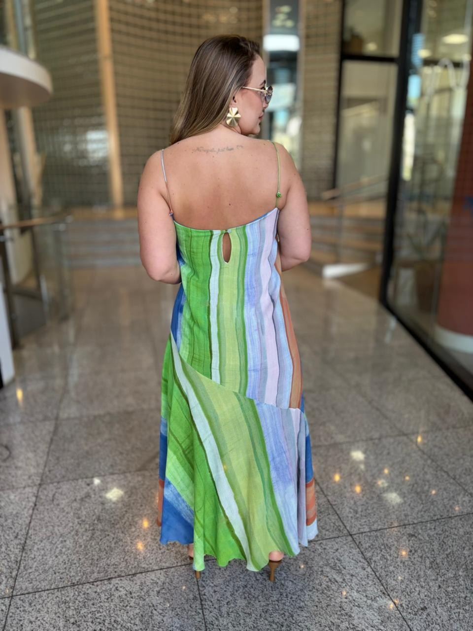 VESTIDO DE GEORGETTE PESADO MIDI ESTAMPADO DECOTE RETO