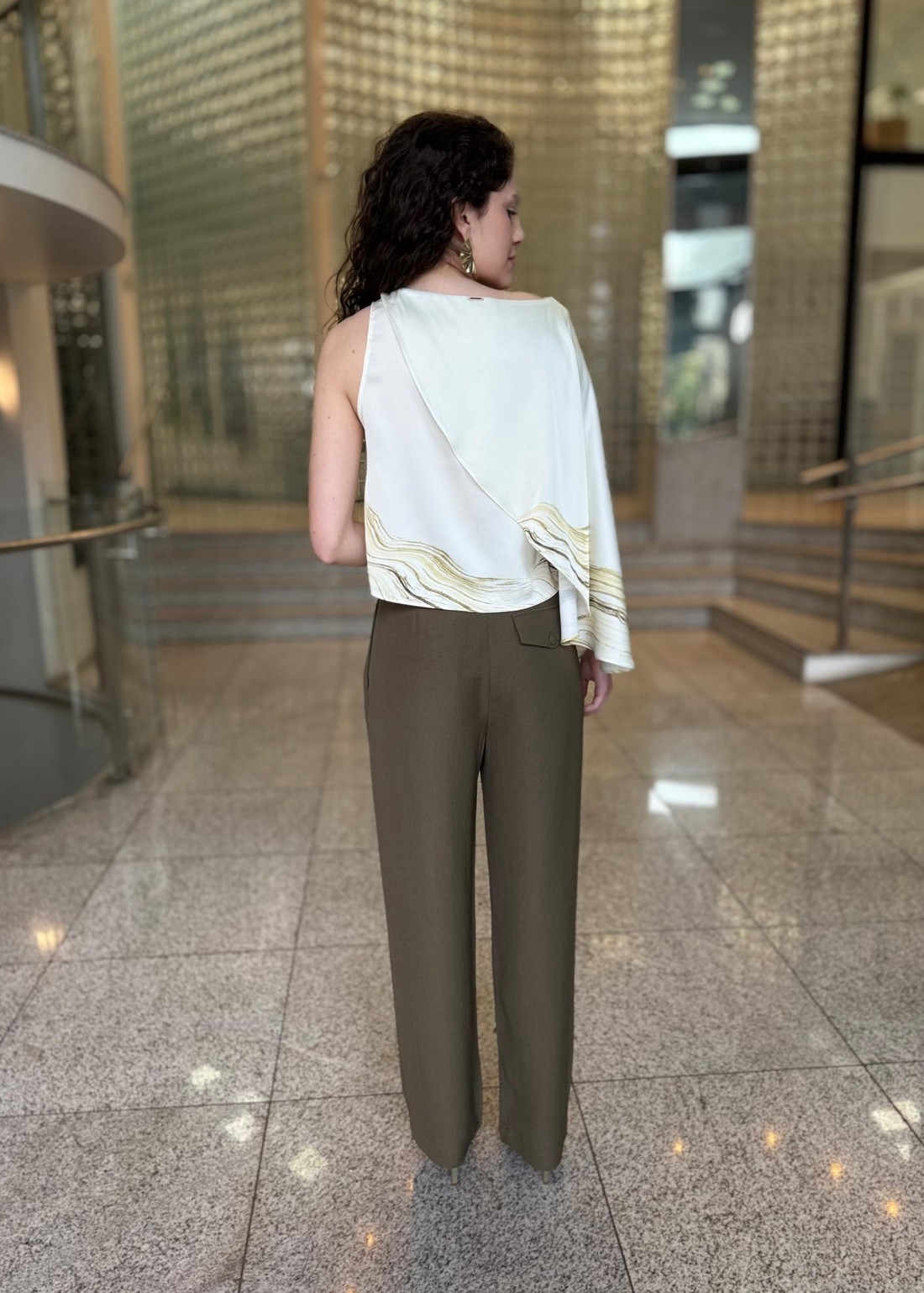 BLUSA SOLTA DECOTE CANOA MANGA LONGA PADRAO BRANCO MORENA ROSA BLUSA SOLTA DECOTE CANOA MANGA LONGA PADRAO BRANCO MORENA ROSA