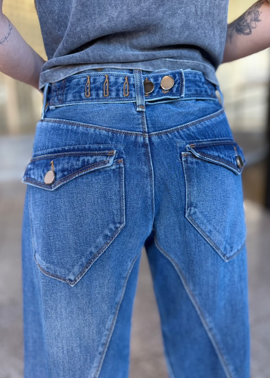CALCA JEANS PERNA TORCIDA ALETA COSTAS ANIMALE CALCA JEANS PERNA TORCIDA ALETA COSTAS ANIMALE