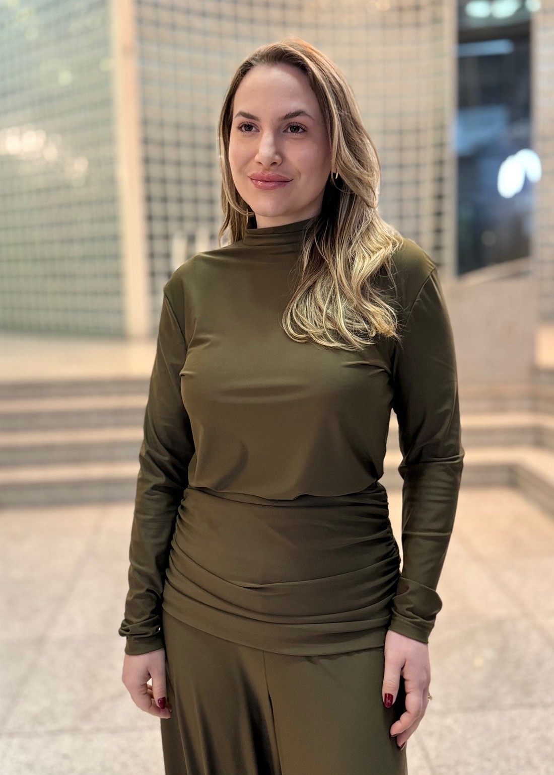BLUSA GOLA ALTA COM MANGA LONGA VERDE LANÇA PERFUME BLUSA GOLA ALTA COM MANGA LONGA VERDE LANÇA PERFUME