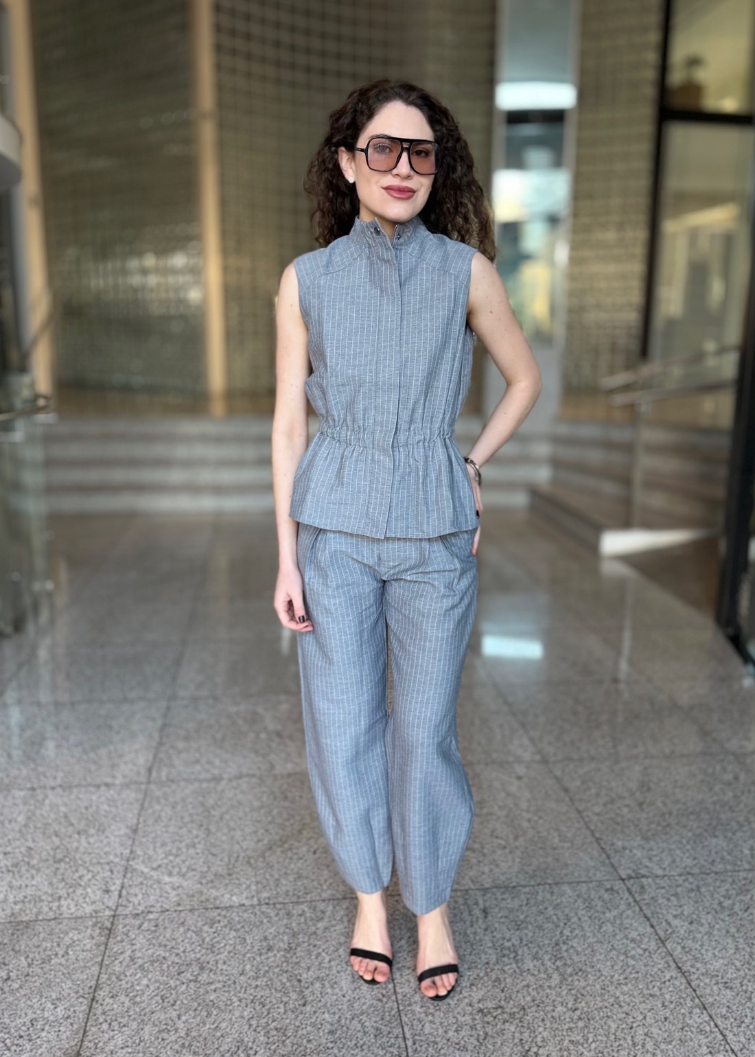 CONJUNTO COM TRÊS PEÇAS CINZA CONJUNTO COM TRÊS PEÇAS CINZA