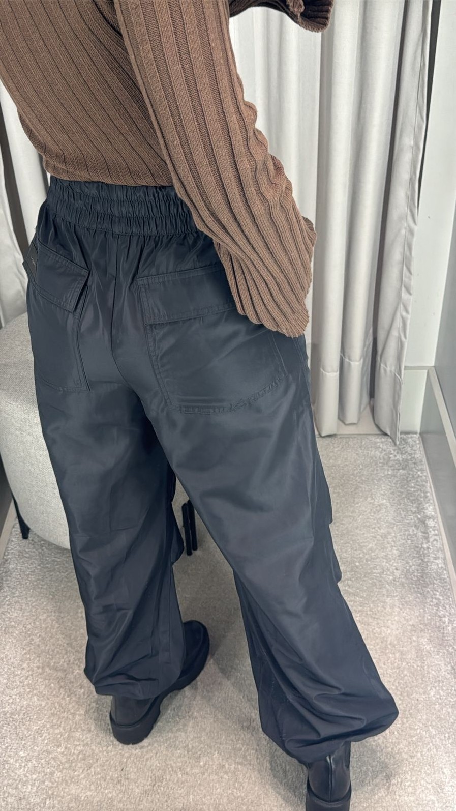 CALCA PARACHUTE BOLSO SOBRE POSTO PRETA MORENA ROSA