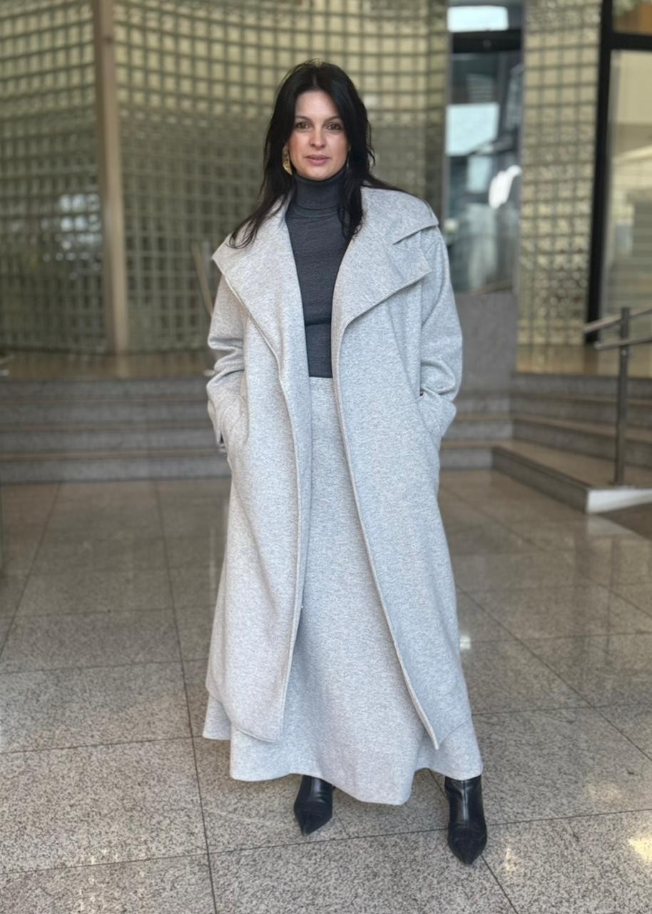 TRENCH COAT ALONGADO COM FAIXA CINZA LANÇA PERFUME TRENCH COAT ALONGADO COM FAIXA CINZA LANÇA PERFUME