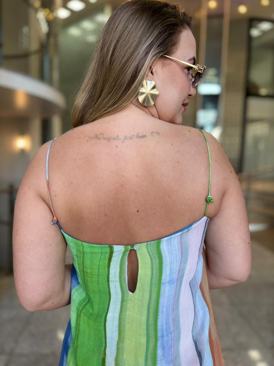 VESTIDO DE GEORGETTE PESADO MIDI ESTAMPADO DECOTE RETO