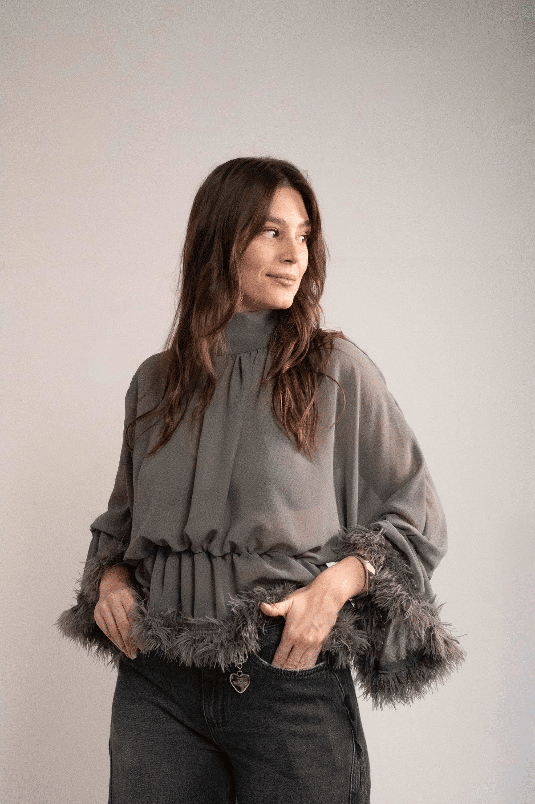 BLUSA FLUIDA ACINTURADA COM PLUMAS CINZA COLCCI BLUSA FLUIDA ACINTURADA COM PLUMAS CINZA COLCCI