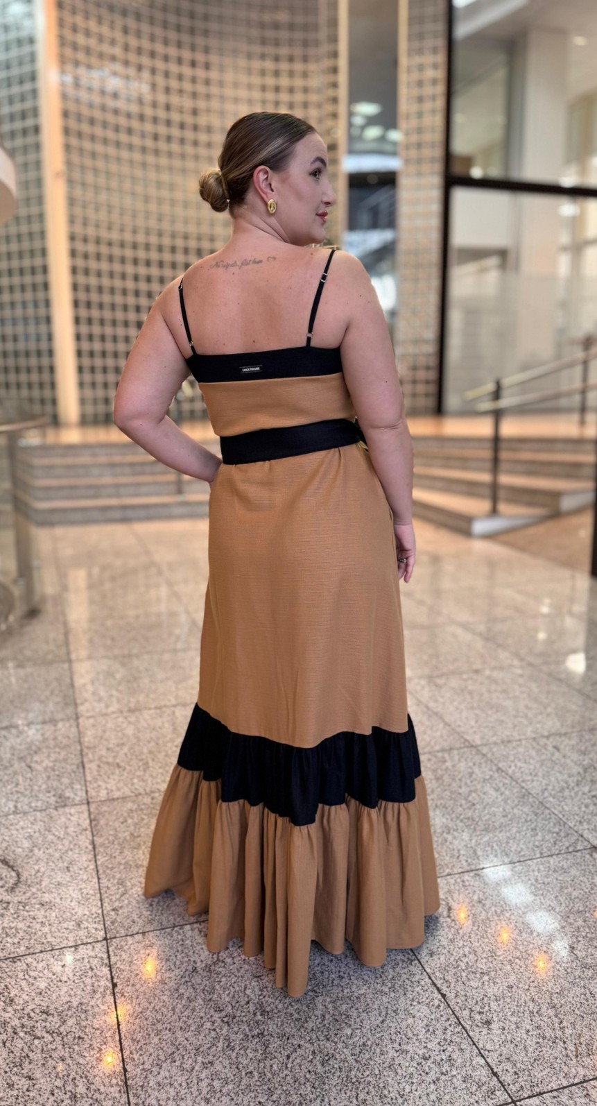 VESTIDO SUPER MIDI BICOLOR DE ALÇAS COM FAIXA LANÇA PERFUME