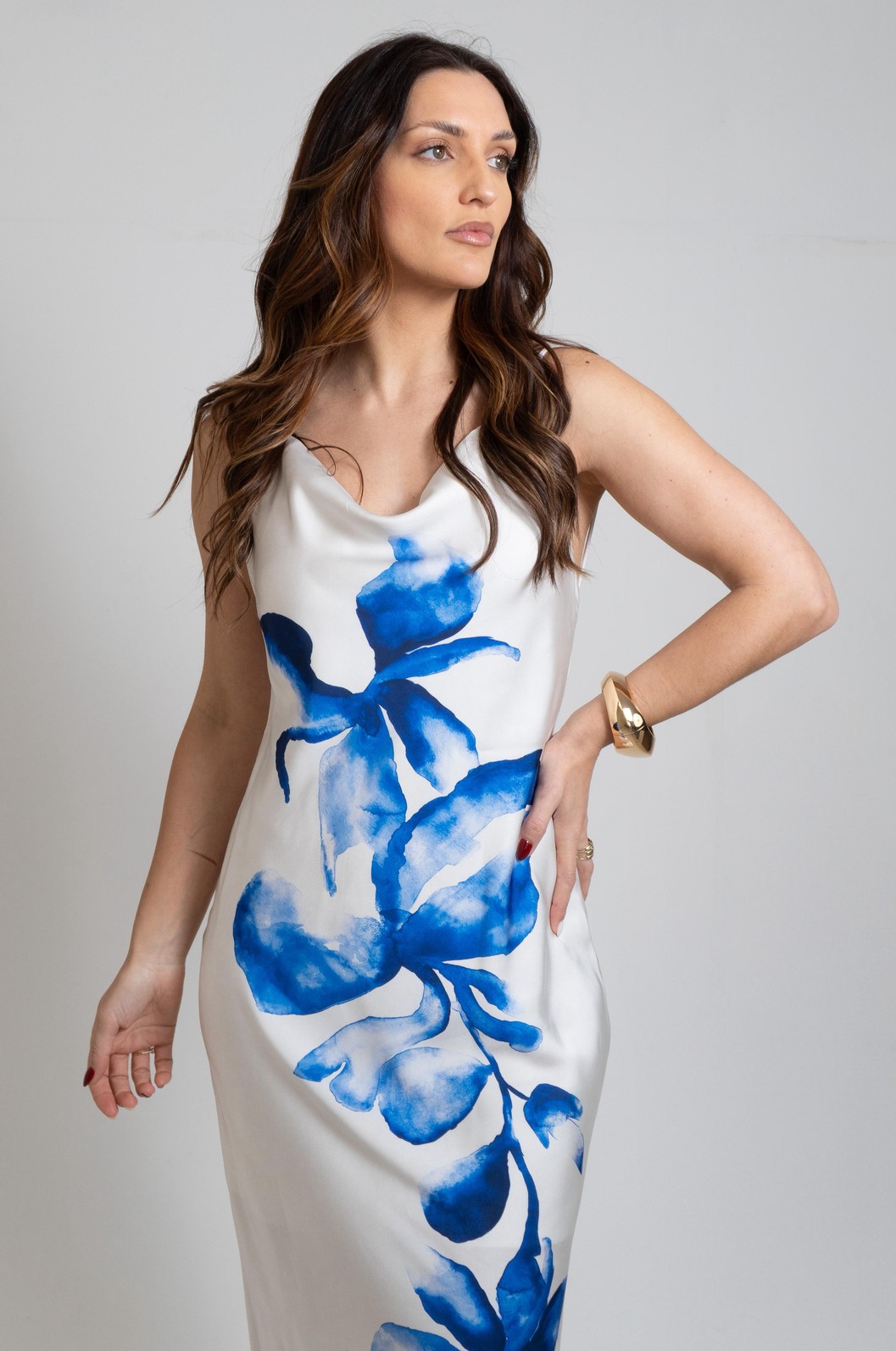 VESTIDO SOLTO DECOTE V COM ALCA LONGO MORENA ROSA VESTIDO SOLTO DECOTE V COM ALCA LONGO MORENA ROSA