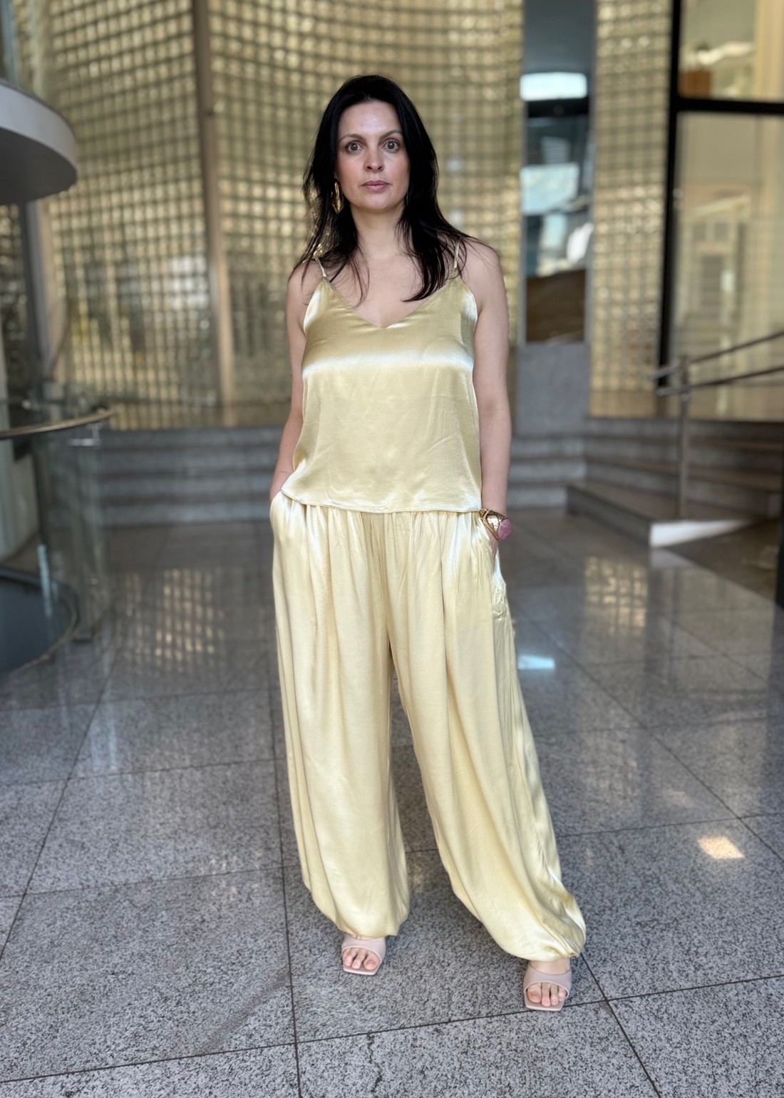 CALCA BALLON CINTURA ALTA ACETINADA AMARELO CLARO LANÇA PERFUME CALCA BALLON CINTURA ALTA ACETINADA AMARELO CLARO LANÇA PERFUME